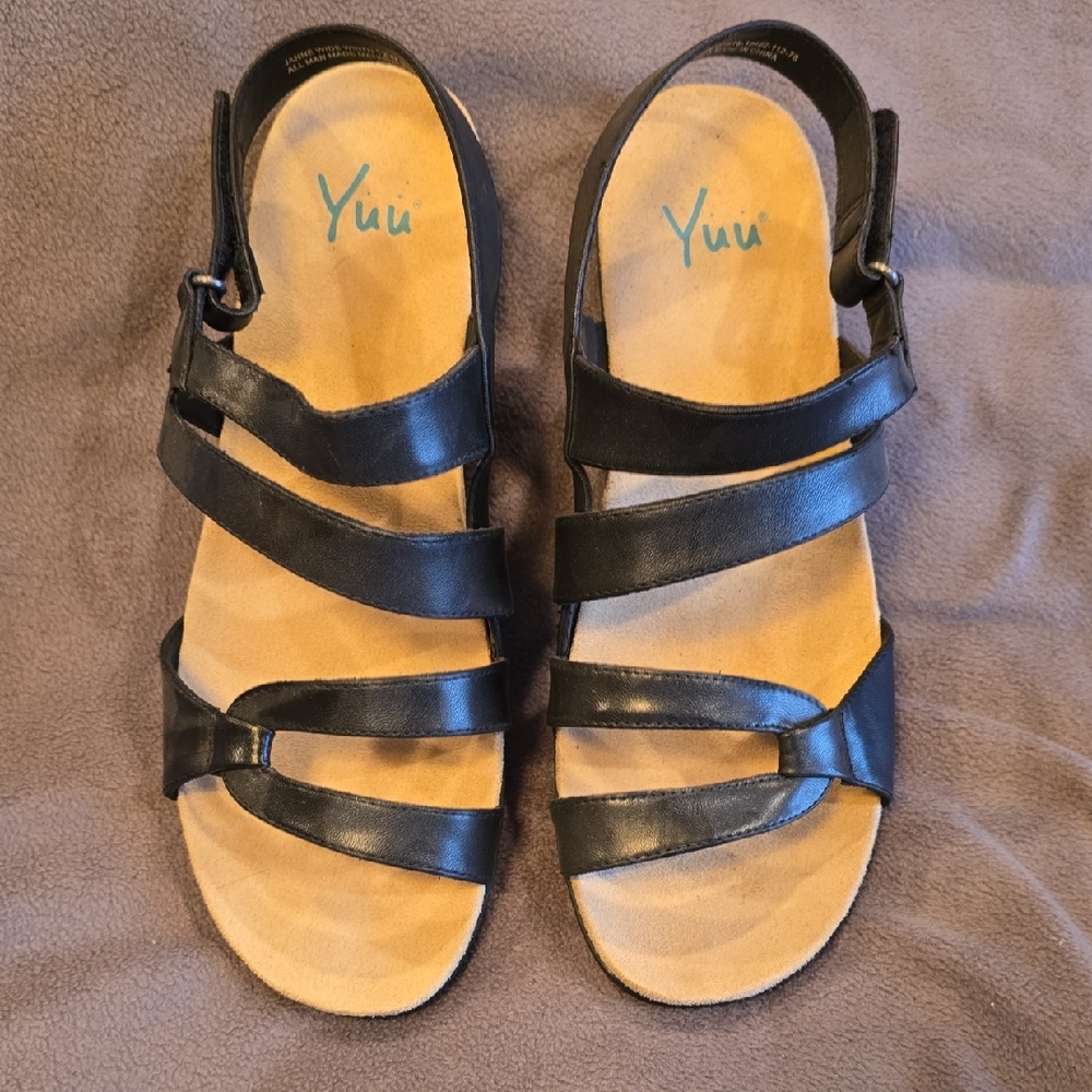 Yuu Women's Strappy Black Sandals